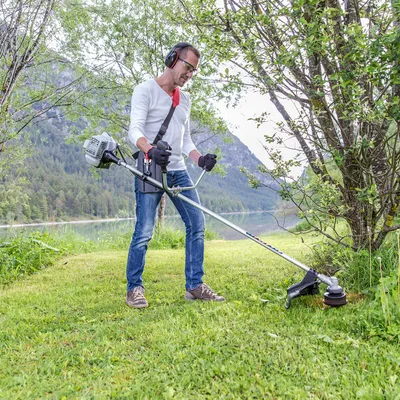 Produktbild von AL-KO Benzin-Motorsense BC 223 B (41 cm Schnittbreite Faden, 25 cm Schnittbreite Messer 0.7 kW Motorleistung, 22.5 ccm Hubraum 2-Takt-Motor, verstellbarer Bike-Griff, inkl. Tragegurt mit Hüftschutz)