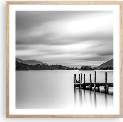 Produktbild von Gerahmtes Poster - Rahmen in heller Eiche - Schwarzweiß Landschaft See - 60x60 cm - Wand Bild - Wanddeko - Wandbilder - Wandposter - Bilderrahmen - Bilder - Kunstdruck - Wandbild - P2NAC60x60-4321