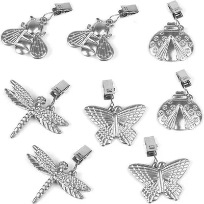 Productafbeelding van 8 metalen tafelonderzetters met een zilverkleurige insectenprint, geschikt voor gebruik in de tuin, tijdens een picknick, binnen en buiten