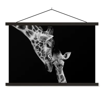 Produktbild von MuchoWow® Textilposter Porträt - Giraffe - Tiere - Schwarz - Weiß 120x80 cm mit schwarzem Rahmen - Wanddeko