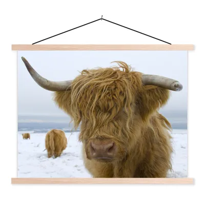 Produktbild von MuchoWow® Textilposter Schottische Highlander - Schnee - Kuh 60x45 cm mit holzfarbenen Rahmen - Bild