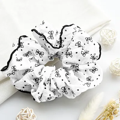 Image de Chouchou en crêpe avec nœuds contrastés noir et blanc