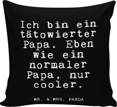 Produktbild von Mr. & Mrs. Panda Dekokissen Ich bin ein tätowierter... - Schwarz - Geschenk, Familie, Kuschelkissen, 40x40 kissen, Papa, Lustige Sprüche, Sofa, Mann, Sofakissen, Tattoos