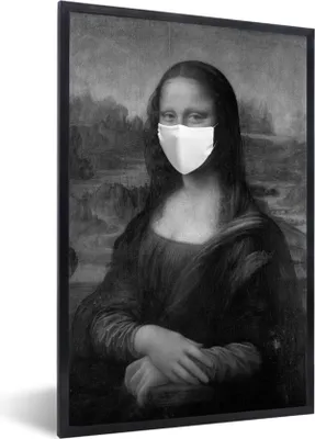 Produktbild von MuchoWow® Gerahmtes Poster Mona Lisa mit blauer Mundhaube - Gemälde von Leonardo da Vinci - schwarz-weiß 60x90 cm - Poster mit Schwarzem Bilderrahmen Wandposter Rahmen Foto Bilder - Kunst