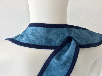 Produktbild von PFLEGE POINT® Ess-Schürze mit Steckverschluss hellblau