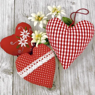 Produktbild von 20 Cocktailservietten Bavarian Hearts - Bayrische Stoffherzen 24x24cm