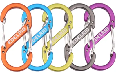 Fünf Karabiner des Modells "Micro S" von Edelrid in verschiedenen Farben- orange; blau; gelb; grau und lila.