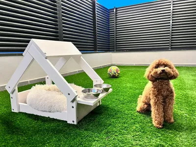 Produktbild von Hundehütte für den Innenbereich, Farbe Weiß – für kleine und mittelgroße Hunde und Katzen – Haus für Tiere – 2 Napfhalterungen. 76x44x55cm