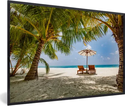Produktbild von MuchoWow® Gerahmtes Poster Strand - Strandstuhl - Sonnenschirm 90x60 cm - Poster mit Schwarzem Bilderrahmen Wandposter Rahmen Foto Bilder - Fotorahmen - Foto-Plakat