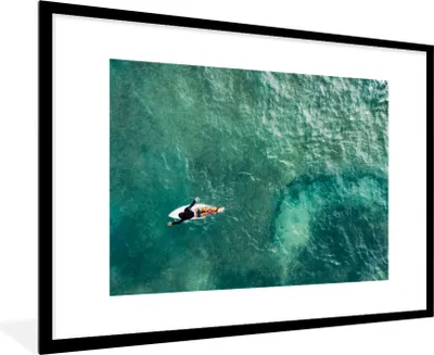 Produktbild von MuchoWow® Gerahmtes Poster Surfer, der paddelt 90x60 cm - Poster mit Schwarzem Bilderrahmen Wandposter Rahmen Foto Bilder - Wanddekoration - Fotos