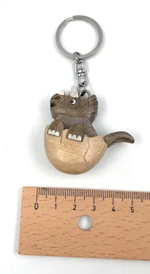 Produktbild von Onwomania Dinosaurier Triceratops im Ei Handmade Holz Schlüsselanhänger, Glücksbringer in Alu Geschenkbox, ideal zum Verschenken