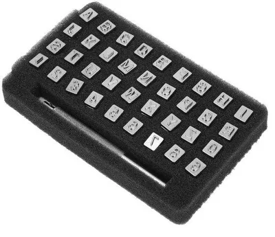 Produktbild von Handgefertigte Lederwerkzeuge mit Abzeichen, 13 mm groß, mit 26 Buchstaben und 10 Ziffern, Metall und Leder, 6,5 mm Prüfstempel.