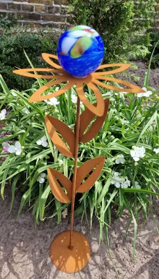 Produktbild von Glaszauber Blume Paris Cortenstahl 77 cm Kugel aus Glas in blau Dekoration Garten