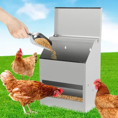 Image de Distributeur de nourriture pour poulets Ikodm, capacité de 15 kg, distributeur de nourriture pour volailles robuste en acier galvanisé, facile à remplir, livré avec une pelle, des gants et une protection de bord
