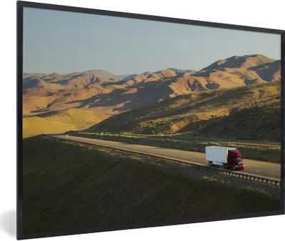 Produktbild von MuchoWow® Gerahmtes Poster Weißer und roter Lastwagen in einem hügeligen Gebiet 30x20 cm - Poster mit Schwarzem Bilderrahmen Wandposter Rahmen Foto Bilder - Kunstdruck - Bild-Poster