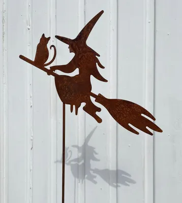 Produktbild von Gartenfigur Hexe mit Katze auf Besen fliegend 35x40cm + Stab Gartenstecker Edelrost Gartendeko Wetterfest Rost Metall Rostfigur Halloween Figur