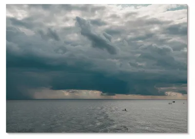 Zdjęcie produktu dla PLAKAT – 59 x 42 cm (A2) – Izaak – Burzowe niebo nad bezkresnym oceanem – dekoracja ścienna do salonu, sypialni i przedpokoju, nowoczesny plakat, bez ramy