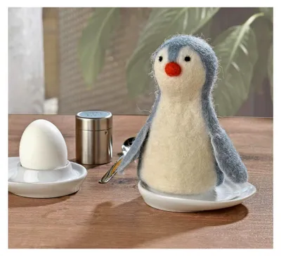 Produktbild von Eierwärmer Pinguin, Handgefertigt in Nepal, aus fair gehandelter Schafwolle, hitze- und waschbeständig, ideal für ein fröhliches Frühstück, Weiß, 5" hoch
