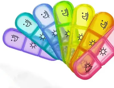 Produktbild von Go Go Gadget – Pillendose – 7 Tage – 3 Fächer – Reisegröße – schwarze Aufbewahrungsbox – farbige Tagesfächer
