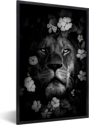 Produktbild von MuchoWow® Gerahmtes Poster Löwe mit Blumen im Dschungel - schwarz und weiß 20x30 cm - Poster mit Schwarzem Bilderrahmen Wandposter Rahmen Foto Bilder - Drucken - Bilder Poster im Rahmen