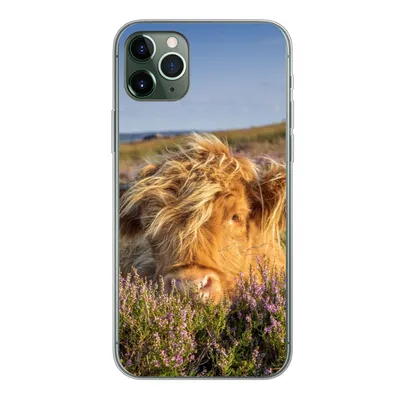 Produktbild von MuchoWow® Handyhülle Schutzhülle Hülle für iPhone 11 Pro Max Schottische Highlander - Heide - Gras - Tiere Silikon Softcase Handy Hülle - Schutz