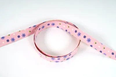 Obrázek produktu pro Popruh bavlněný 20mm, fialová kytička na růžové, galanterie, metráž / 1 m