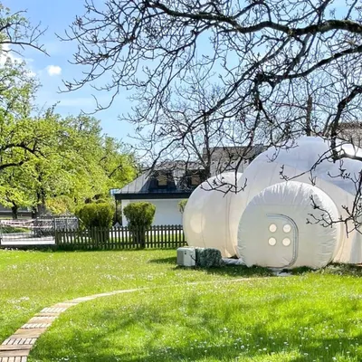 Produktbild von Jochen Schweizer Außergewöhnliche Übernachtung im Bubble Tent Weyregg am Attersee für 2 (1 Nacht); Erlebnis verschenken oder selbst erleben; Gutschein gültig für 2 Personen