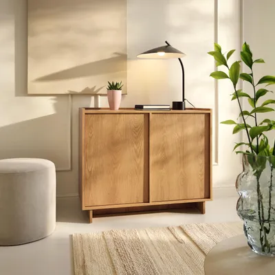 Zdjęcie produktu dla Minimalistyczna komoda Hinoki 98 cm z 2 drzwiami – nowoczesna komoda drewniana w wykończeniu dębowym w kolorze karmelowym, komoda bez uchwytów do salonu