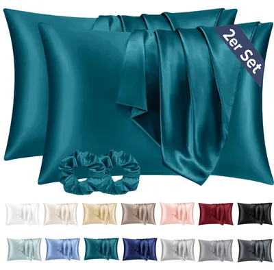 Produktbild von Set mit 2 Satin-Kissenbezügen (50 x 80 cm), petrolblau, seidig weich, pflegeleichter als Seidenkissenbezüge, inklusive 2 Haargummis.