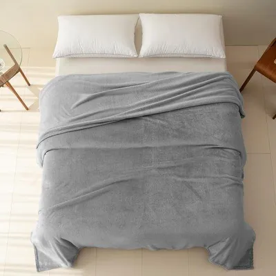 Produktbild von Famanu Fleece Decke 200 x 230 cm - Plüschige, weiche Plaid für Erwachsene - Warm & waschbar für Sofa & Bett