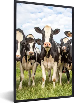 Produktbild von MuchoWow® Gerahmtes Poster Kühe - Weide - Tiere - Natur - Gras 20x30 cm - Poster mit Schwarzem Bilderrahmen Wandposter Rahmen Foto Bilder - Drucken - Bilder Poster im Rahmen