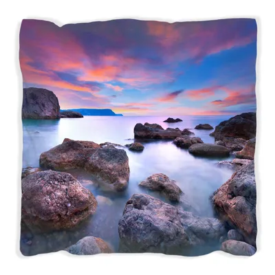 Produktbild von Wallario Premium Kissen, weiche Oberfläche, mit Motiv Seelandschaft in blau und rot mit großen Felsen, Größe: 40 x 40 cm, mit weißer Rückseite