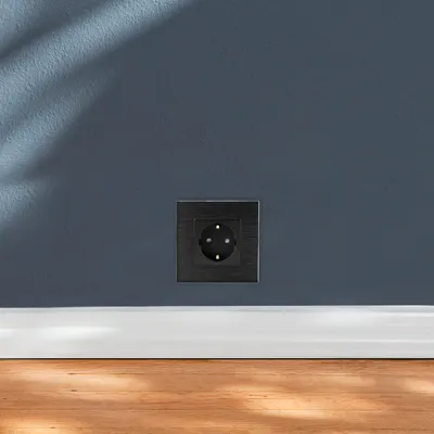 Produktbild von Navaris Aluminium Schuko Steckdose einfach - mit Montagematerial - Design Schutzkontakt Einbau Wandsteckdose mit Rahmen aus Aluminium - in Schwarz