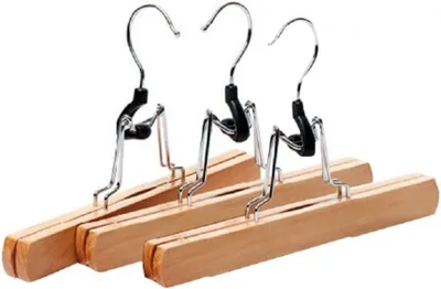 Produktbild von Set mit 3 Kleiderbügeln aus Naturholz mit 360° drehbaren Clips – knitterfrei, robust, für Röcke und Hosen