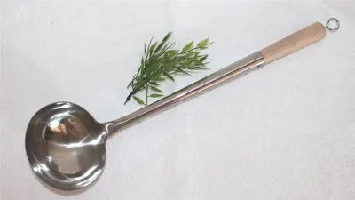 Produktbild von 03 Schöpfkelle mit Öse zum Hängen Edelstahl Größe L - 48 cm lang, mit Holzgriff