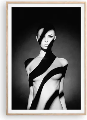 Produktbild von Gerahmtes Poster - Rahmen in heller Eiche - Nackt Frau Fotografie - 70x100 cm - Wand Bild - Wanddeko - Wandbilder - Wandposter - Bilderrahmen - Bilder - Kunstdruck - Wandbild - P2NPA70x100-4221