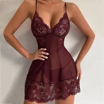 Zdjęcie produktu dla Bordeaux Romance Babydoll dla kobiet – elegancka koronkowa koszulka nocna z stringami i przezroczystym tiulem