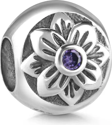 Runder silberner Bead, mit achtblättriger Blume und lila Zirkonia in der Mitte, leicht schräg fotografiert auf weißem Hintergrund.