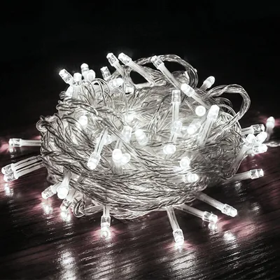 Zdjęcie produktu dla Eikuavons, łańcuch świetlny LED, 500 diod, 100 metrów, barwa: biała (zimna), napięcie: 31 V, 8 trybów, klasa ochrony IP44, z białym przewodem, z przewodem zasilającym o długości 5 metrów