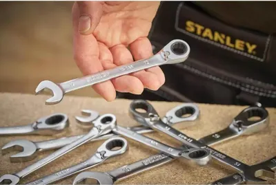 Imagen del producto de Llave de anillo con trinquete Stanley HTS, de 19 mm