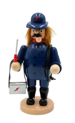 Elektriker trägt dunkelblaue Uniform mit Knöpfen, eine Mütze mit einem Blitzsymbol und braunem Haar.