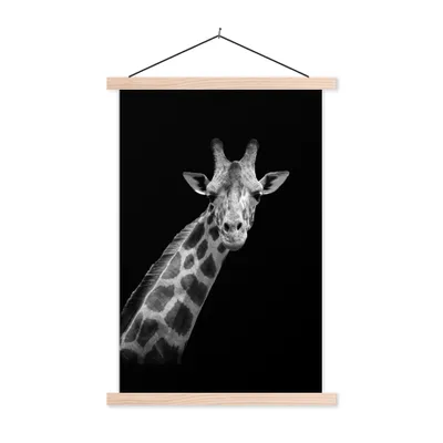 Produktbild von MuchoWow® Textilposter Giraffe - Wildtiere - Schwarz - Weiß - Porträt 120x180 cm mit holzfarbenen Rahmen - Textil-Plakat