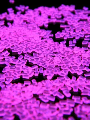 Produktbild von 25kg PSYWORK Schwarzlicht Acrylglas-Granulat Pink