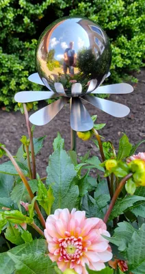 Produktbild von Blütenzauber Rotterdam Rosenkugel 10 cm Edelstahl schwarz poliert Gartenstecker Deko mit Stab 80 cm