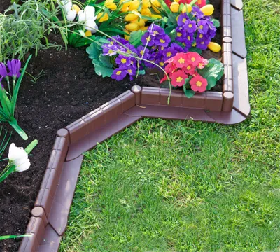 Produktbild von Dekorative Rasenkante aus Kunststoff, BRAUN - für Rasen, Gartenbeete, Blumenbeete und Wege - 5 m lang x 6 cm hoch - Timbela M801-BROWN-5