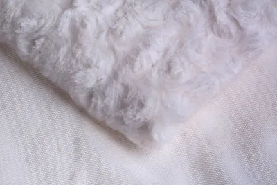 Produktbild von Minky Rosen, Plüschstrick Strukturiert Strudel, Weiß 50 x 160 cm