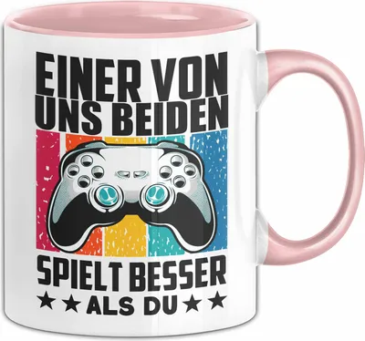 Produktbild von Gamer Tasse Geschenk Spruch Für Zocker Einer Von Uns Beiden Spielt Besser Als Du Becher (Rosa)