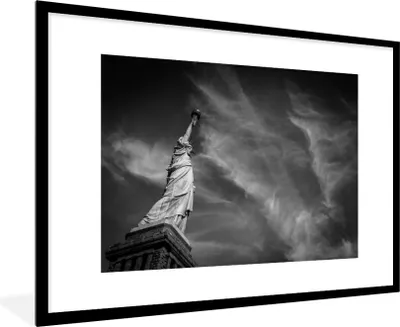 Produktbild von MuchoWow® MuchoWow® Gerahmtes Poster Freiheitsstatue in New York in schwarz-weiß 90x60 cm - Poster mit zchwarzem Bilderrahmen - Wanddekoration - Fotos