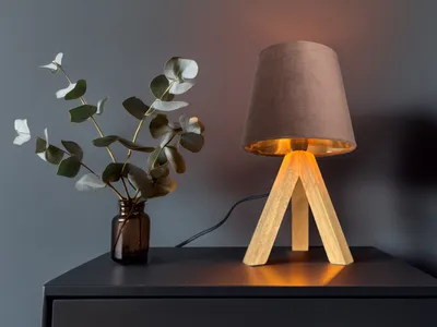 Produktbild von Kleine Dreibein Tischlampe mit Holz-fuß & Samt Lampenschirm Braun Gold, H: 27cm