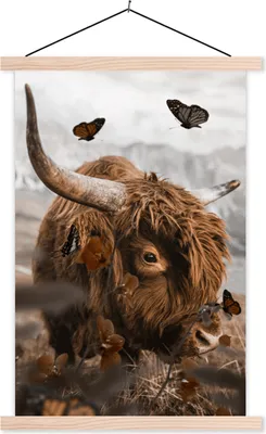 Produktbild von MuchoWow® Textilposter Schmetterlinge - Schottische Hochlandrind - Blumen 120x180 cm mit holzfarbenen Rahmen - Textil-Plakat